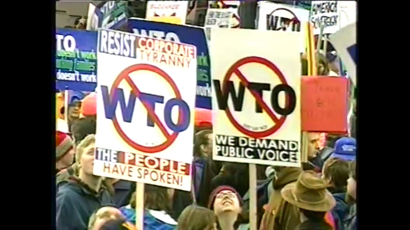 I 4 GIORNI DI SEATTLE. 1999. GLI SCONTRI. LO STATO DI POLIZIA. LA CARNEFICINA. LA SUPREMAZIA DEL WTO.